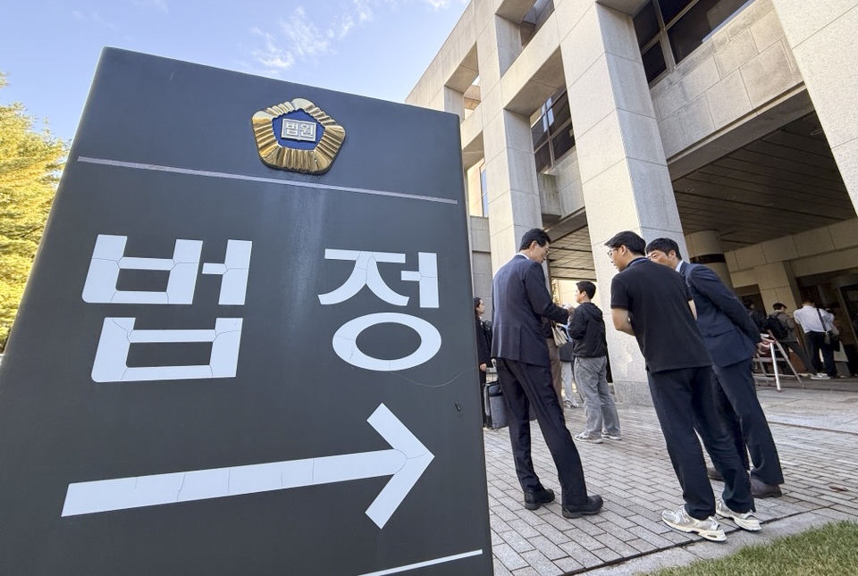 지난해 최태원 SK그룹 회장과 노소영 아트센터 나비 관장 간 이혼소송 상고심 선고공판이 열린 서울 서초구 대법원 법정 앞에 대기하는 취재진과 방청객들로 붐볐다. 뉴시스