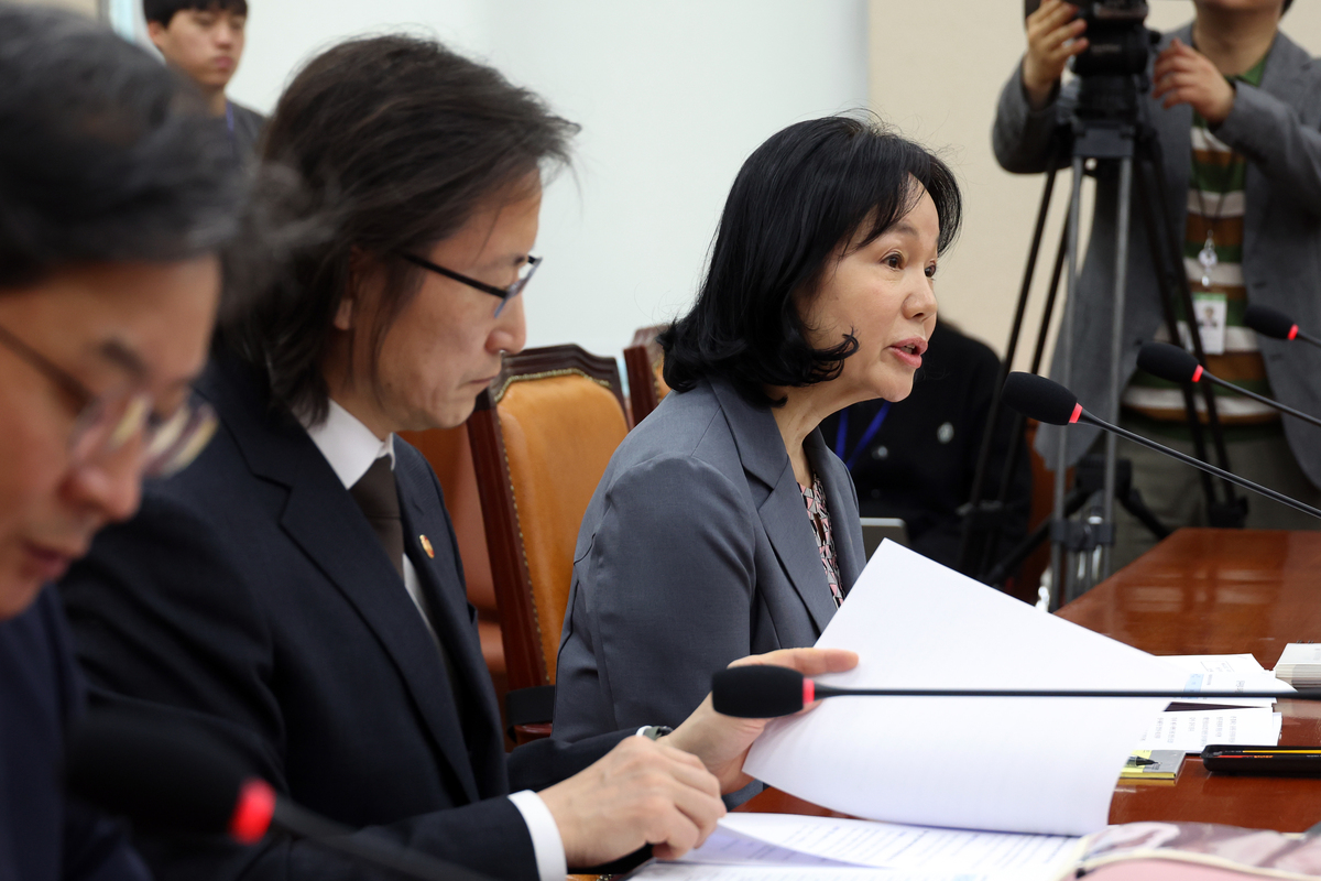 송경희 개인정보보호위원장이 14일 서울 여의도 국회에서 열린 정무위원회 전체회의에서 의원 질의에 답하고 있다. 뉴시스