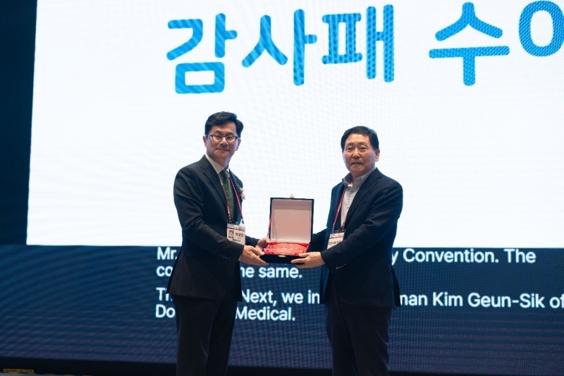 (좌)대한성형외과의사회 박상현 이사, (우)동방메디컬 김근식 회장. 사진=동방메디컬 엘라스티