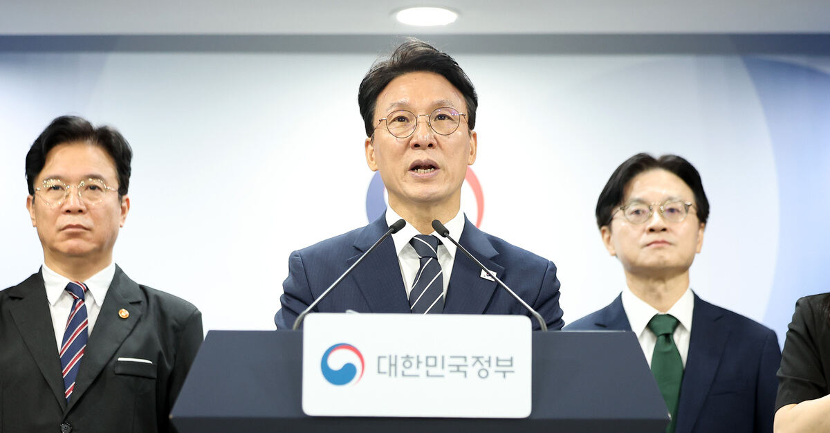 김민석 국무총리가 17일 서울 종로구 정부서울청사에서 삼성전자 파업 관련 대국민 담화를 발표하고 있다. 뉴시스