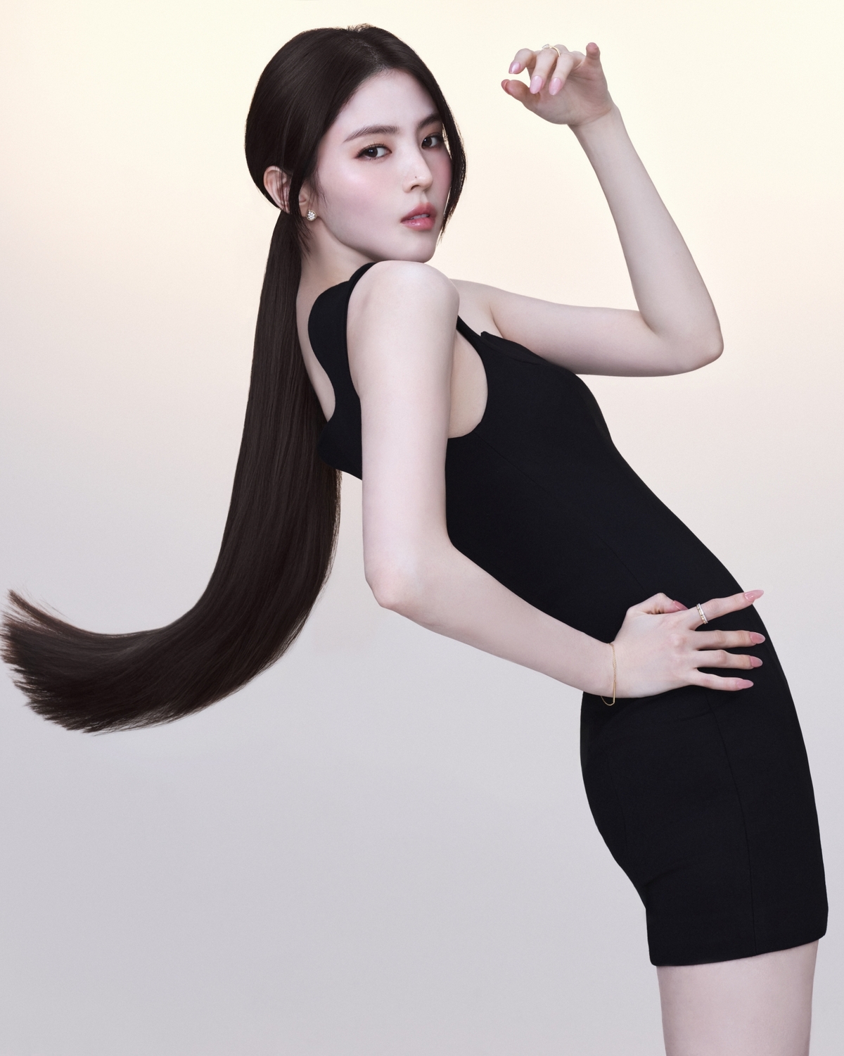 로레알파리 앰버서더 한소희, ‘로레알파리 엑스트라오디네리 오일 모이스처 리브-인 밀크’.&nbsp;사진=로레알파리