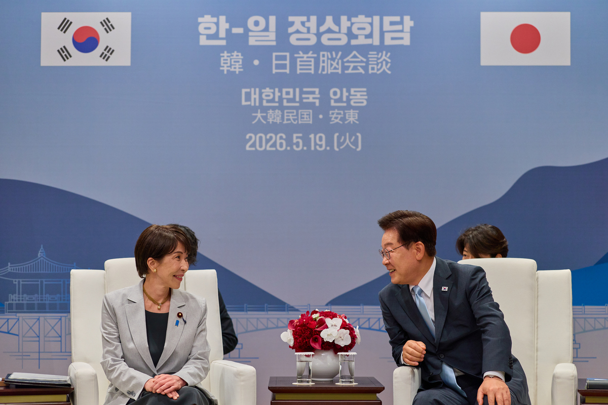 이재명 대통령과 다카이치 사나에 일본 총리가 19일 경북 안동시 한 호텔에서 소인수 회담을 하고 있다. 청와대 제공