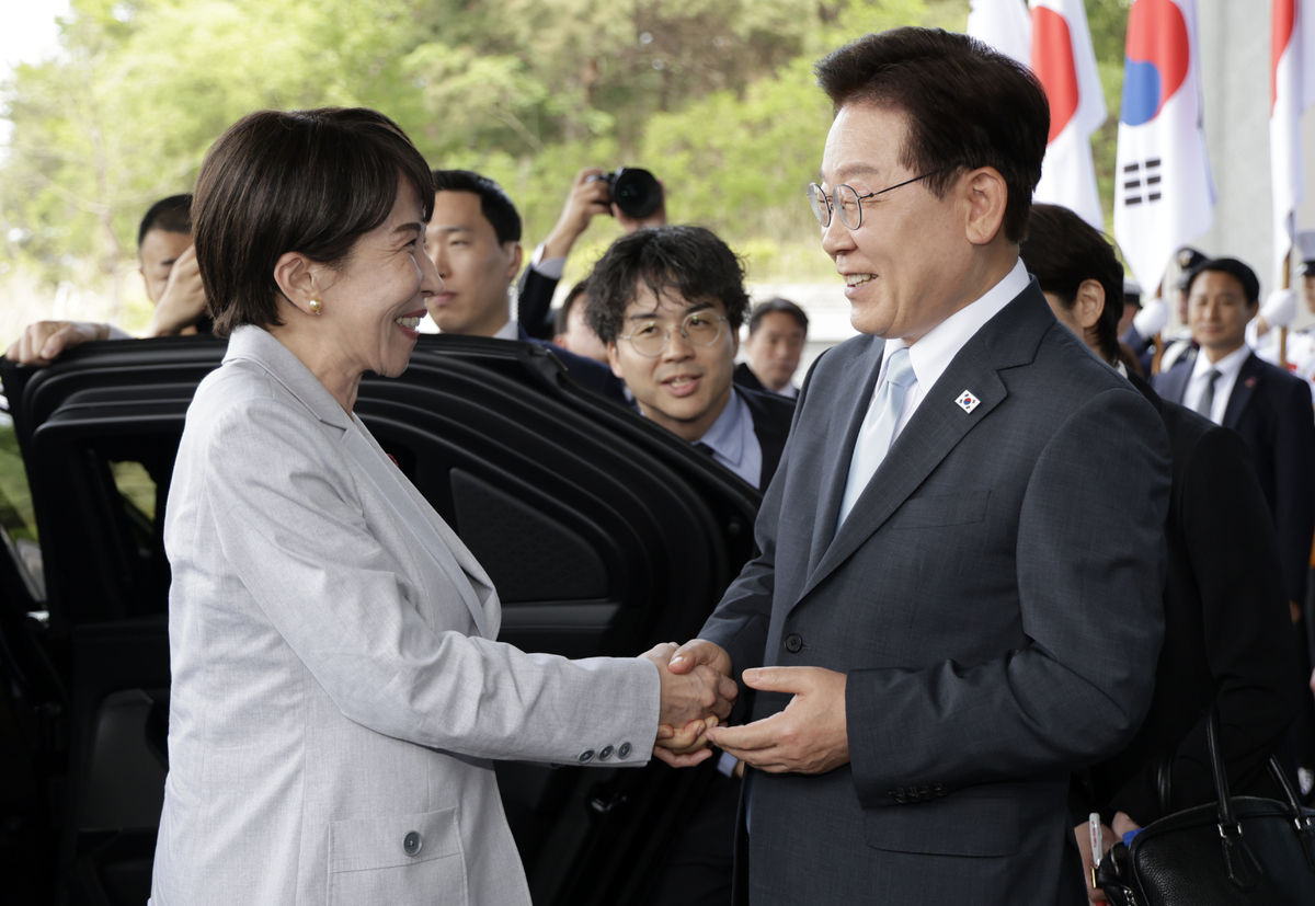 이재명 대통령이 19일 경북 안동시 한 호텔에서 한일 정상회담을 위해 방한한 다카이치 사나에 일본 총리를 영접하고 있다. 뉴시스
