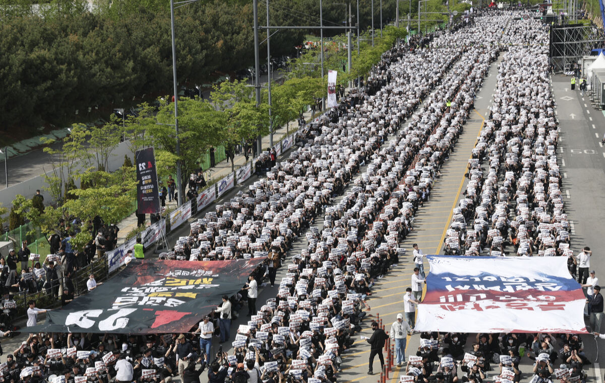 지난달 23일 삼성전자 노동조합 조합원들이 경기 평택시 삼성전자 평택사업장 앞에서 열린 투쟁결의대회에서 구호를 외치고 있다. 뉴시스