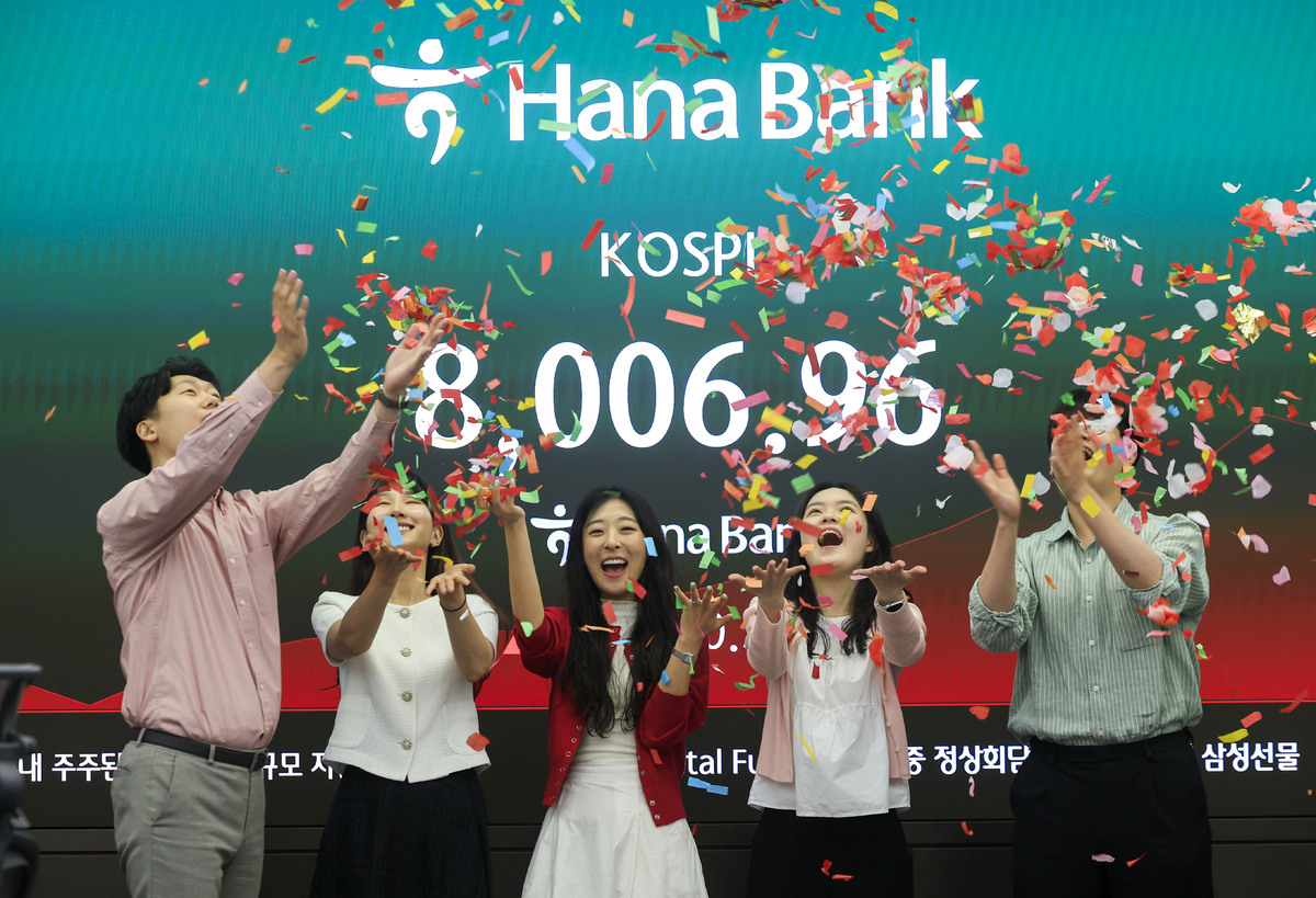 코스피가 8000을 넘어선 지난 15일 서울 중구 하나은행 딜링룸에서 직원들이 8000 돌파 세리머니를 하고 있다. 뉴시스