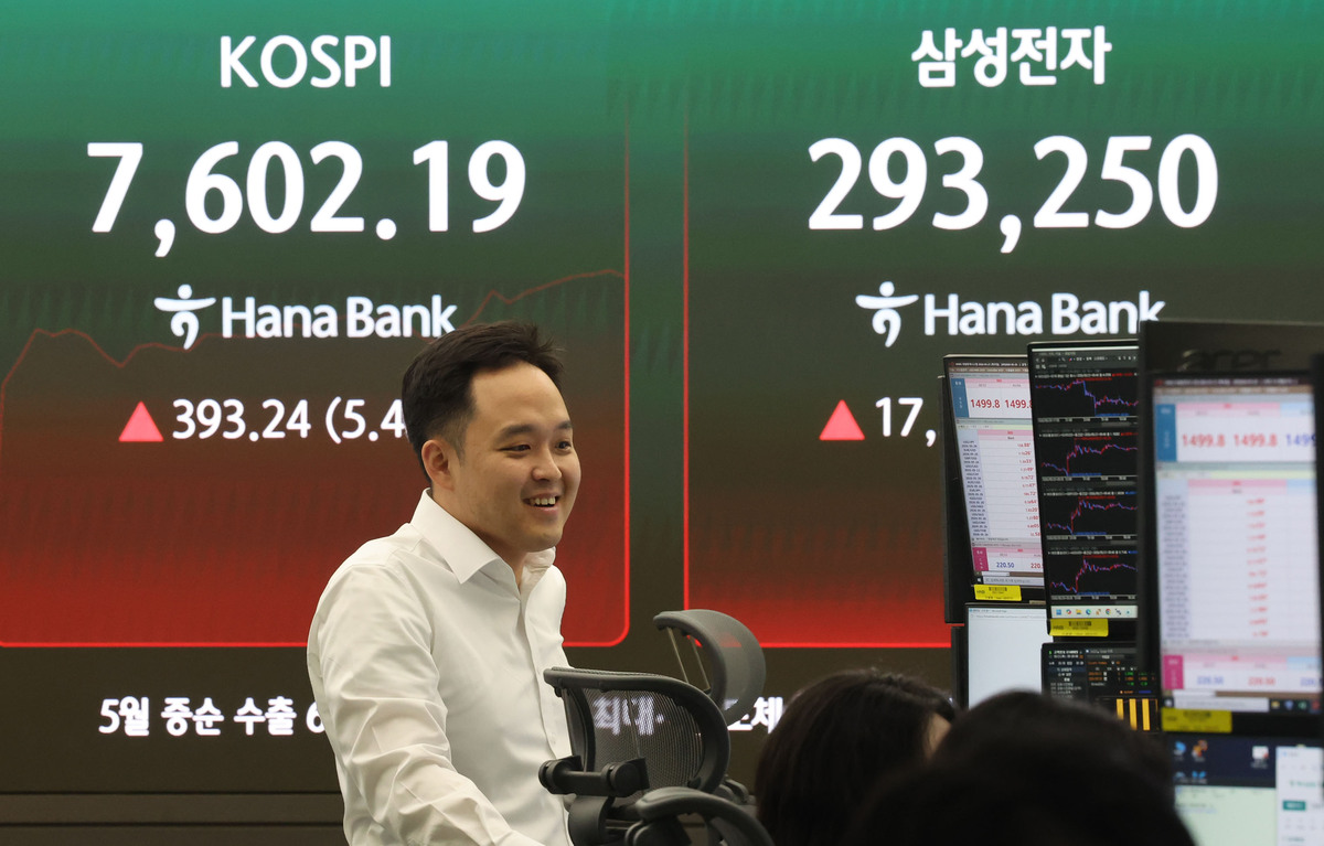 21일 오전 서울 중구 하나은행 딜링룸에서 딜러들이 업무를 보고 있다. 삼성전자가 노사간 임금협상 잠정 합의 소식에 29만원대를 회복했다. 뉴시스