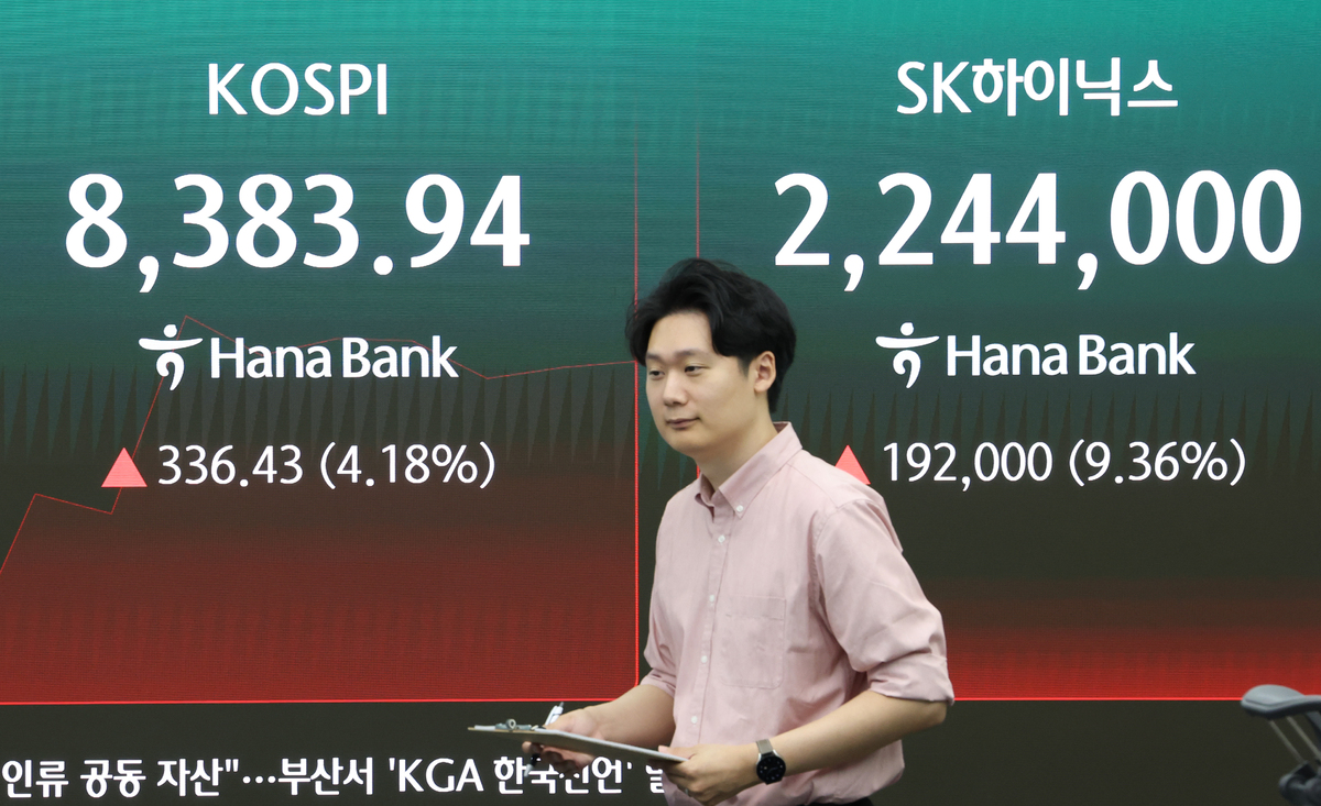 코스피가 전 거래일보다 194.61포인트(2.42%) 상승한 8242.12에 개장한 27일 오전 서울 중구 하나은행 딜링룸에서 딜러들이 업무를 보고 있다. 뉴시스