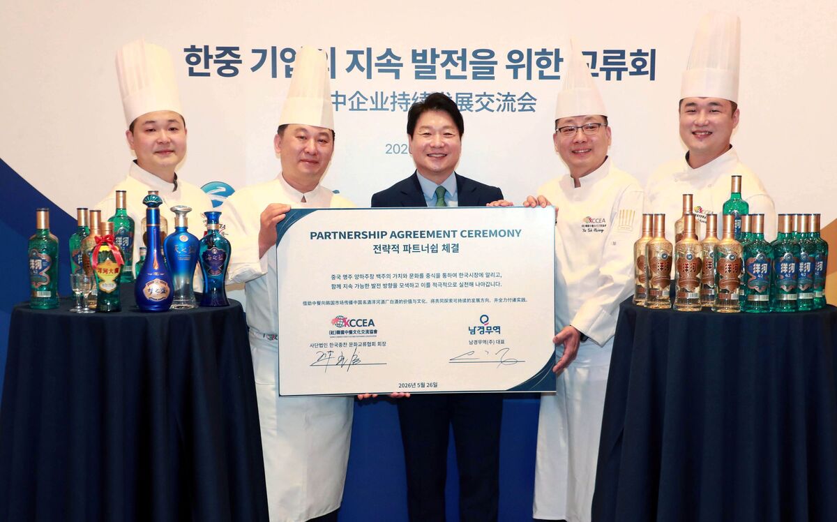(좌측부터) 한국중찬문화교류협회 최충현 셰프(포시즌스호텔 서울 ‘유유안’ 부 총괄 셰프) / 구광신 셰프(협회장, 파크루안 총괄 셰프) / 남경무역 유호성 대표 / 우덕상 셰프(한화호텔앤드리조트 ‘백리향’ 총괄 셰프) / 표지훈 셰프(‘대황하’ 오너 셰프). 사진=양하주창