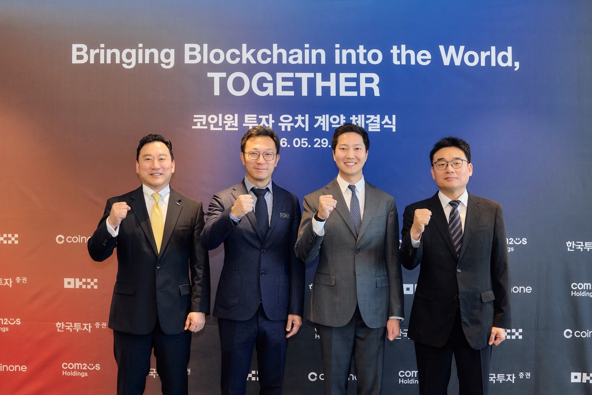 김성환 한국투자증권 대표, 네테로 다이 OKX&nbsp;글로벌 마켓 총괄 대표,&nbsp;차명훈 코인원 대표,&nbsp; 정철호 컴투스홀딩스 대표(왼쪽부터)가 지난&nbsp;29일 서울 여의도 코인원 본사에서 진행된 코인원 투자 유치 계약 체결식에서 기념촬영을 하고 있다. 코인원 제공