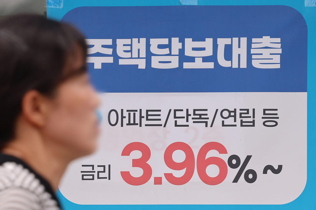 서울 시내 2금융권 은행에 주택담보대출 상품 안내문이 붙어있다. 뉴시스