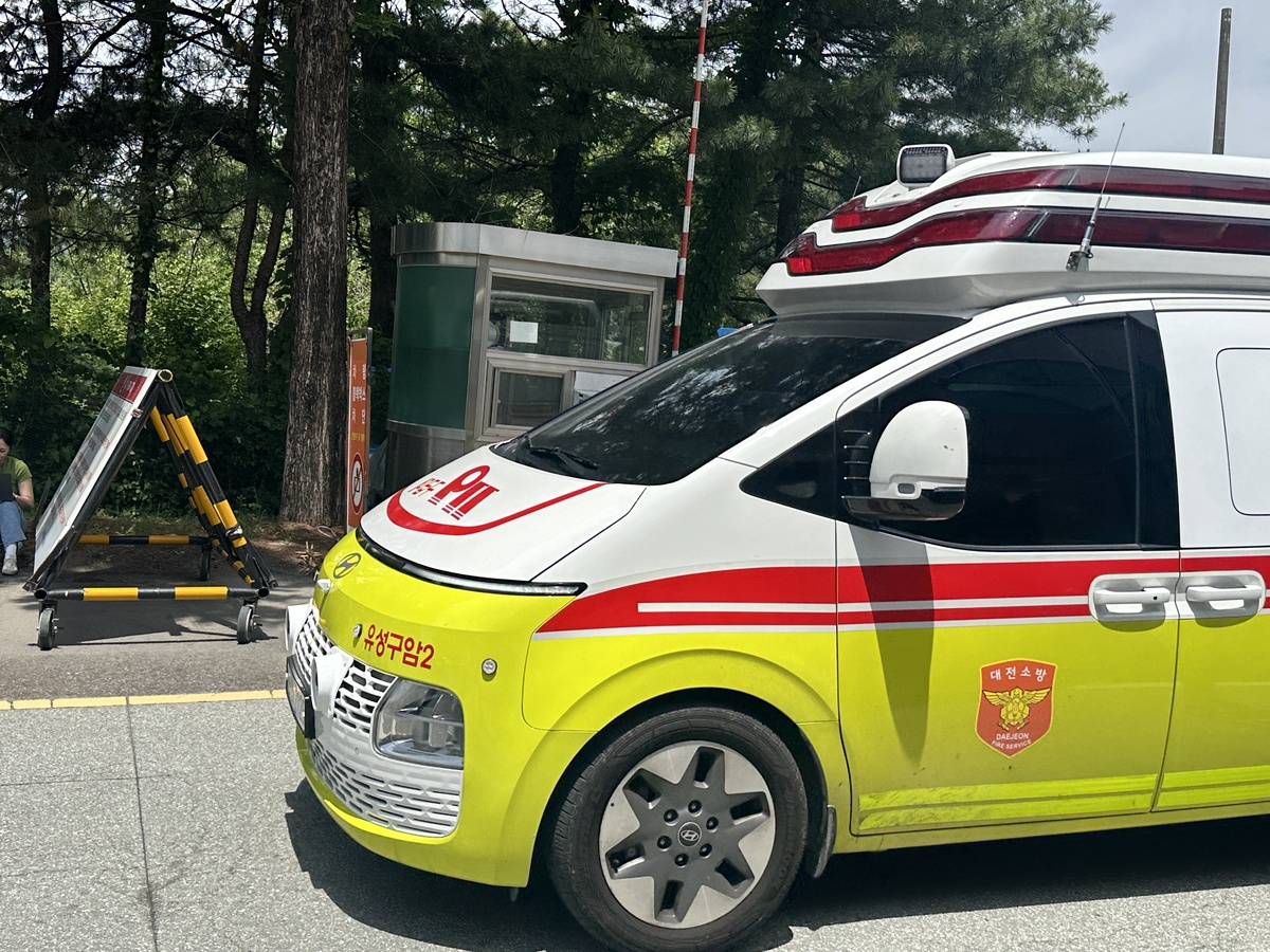 1일 오전 대전 유성구 외삼동 한화에어로스페이스 대전 사업장에서 폭발 사고가 발생한 가운데 구급차가 현장에서 나오고 있다. 뉴시스
