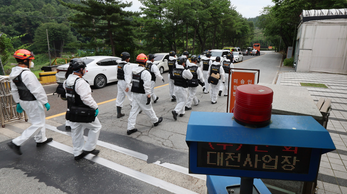 경찰 및 소방 관계자들이 합동감식을 하기 위해 지난 2일 오전 대전 유성구 한화에어로스페이스 대전사업장 폭발 사고 현장으로 이동하고 있다. 뉴시스