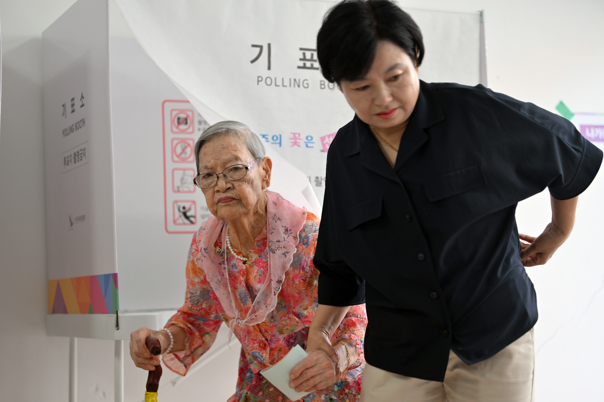 광주 동구 최고령 유권자인 110세 김정자 옹(왼쪽)이 3일 광주 동구 계림1동 제2투표소에서 투표를 하고 있다. 뉴시스