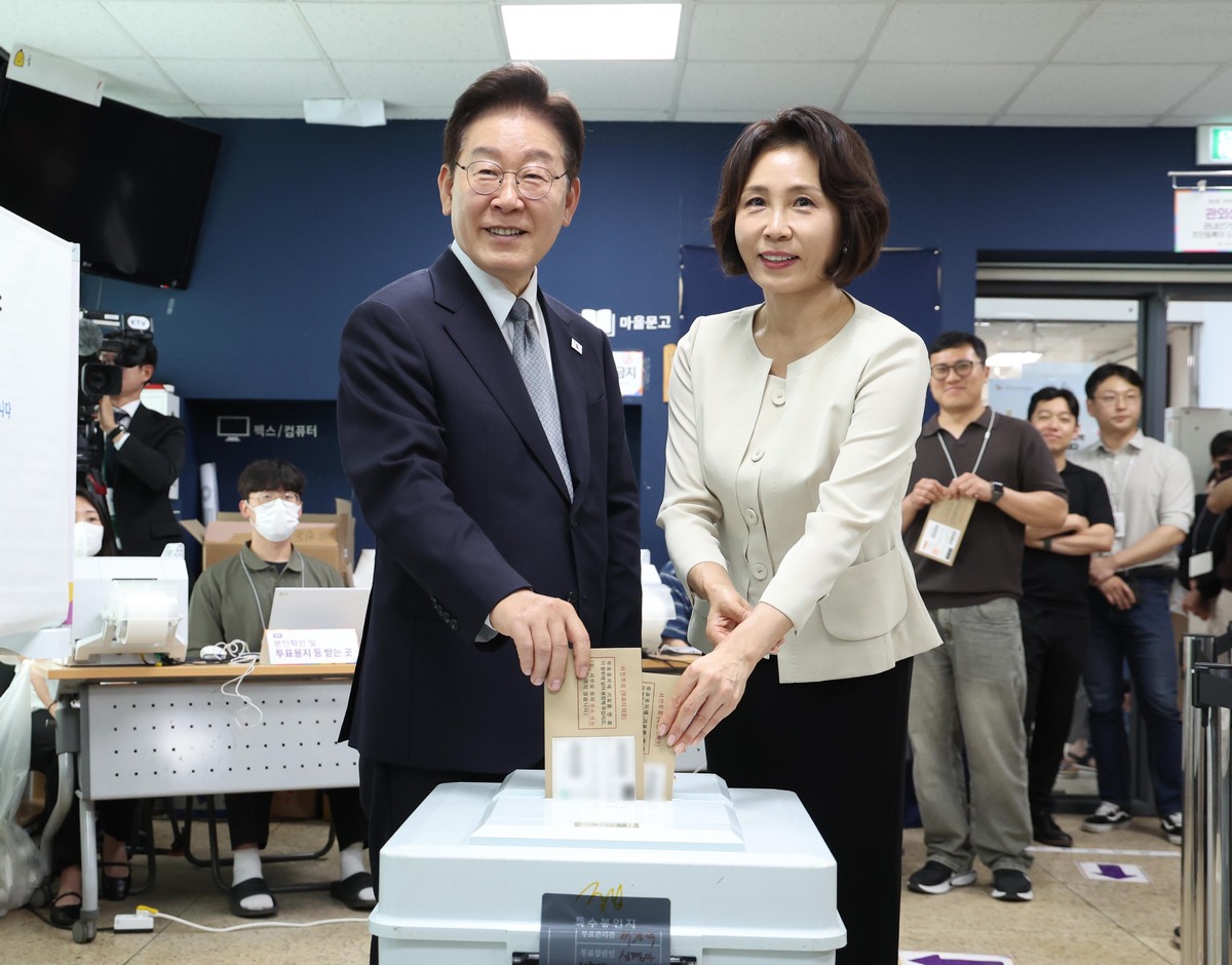 이재명 대통령과 김혜경 여사가 지난달 29일 서울 종로구 삼청동 주민센터에 마련된 투표소에서 제9회 전국동시지방선거 사전투표를 하고 있다. 뉴시스