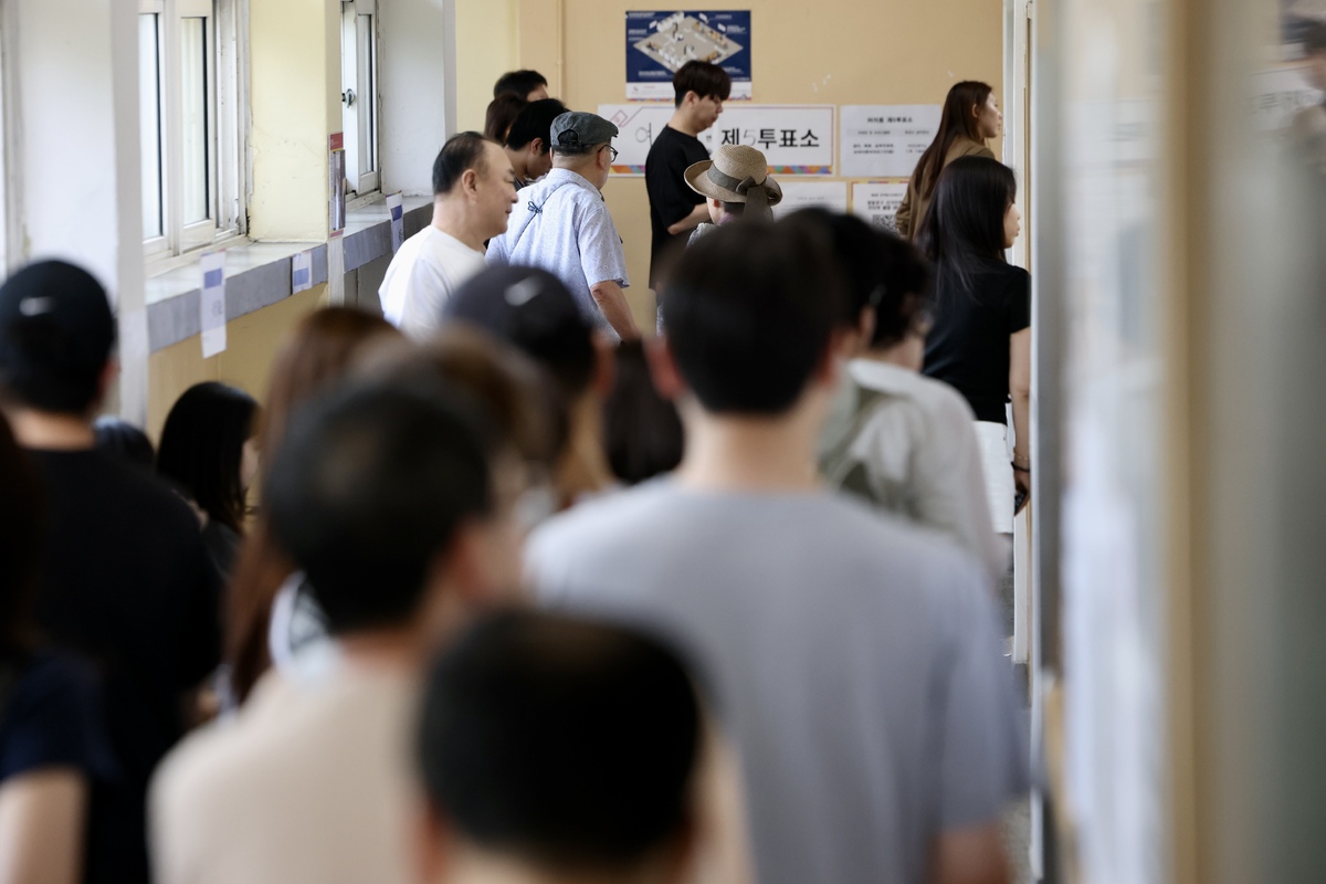 제9회 전국동시지방선거일인 3일 서울 영등포구 여의도중학교에 마련된 투표소에서 유권자들이 줄 서 있다. 뉴시스