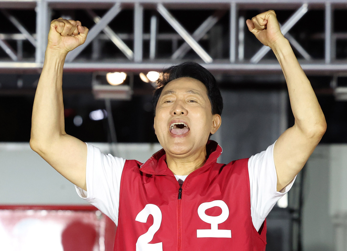오세훈 국민의힘 서울시장 후보가 4일 오전 대역전극 끝에 서울시장 재선에 성공했다. 오 후보가 지난 2일 서울 서대문구 신촌역 스타광장에서 파이널 유세를 하며 지지를 호소하고 있다. 뉴시스