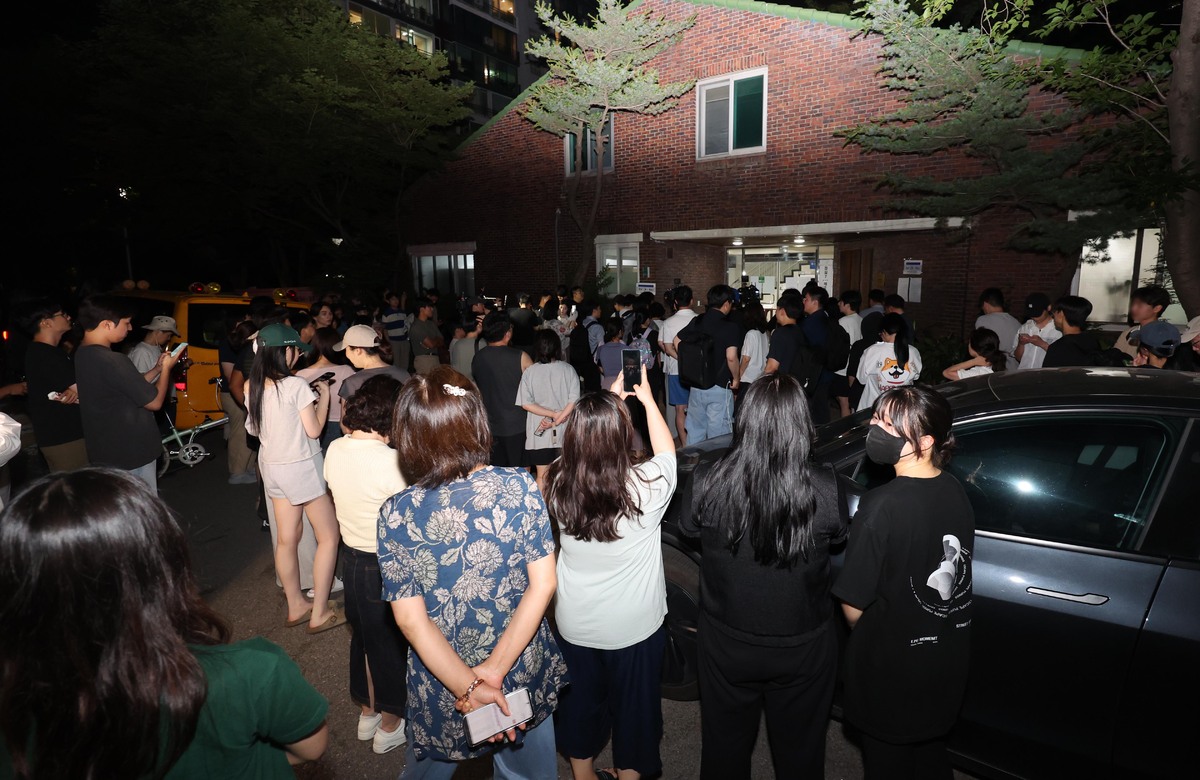 제9회 동시지방선거일인 3일 오후 투표용지 부족으로 투표시간이 연장된 서울 송파구 잠실7동 제2투표소 앞에 시민들이 모여 있다.&nbsp; 사진&nbsp;= 뉴시스