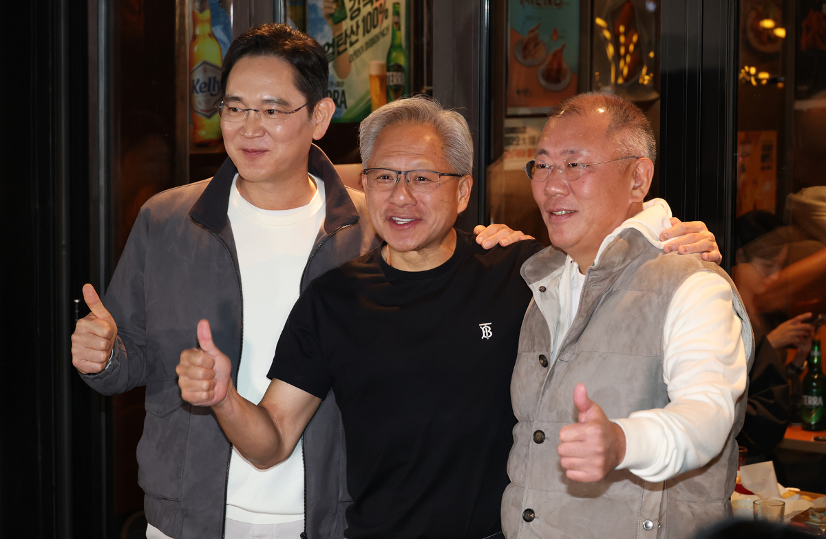 이재용 삼성전자 회장과 젠슨 황 엔비디아 최고경영자(CEO), 정의선 현대차그룹 회장(왼쪽부터)이 지난해 10월 30일 서울 삼성동의 한 치킨집에서 깐부 회동을 마친 후 기념촬영하고 있다. 뉴시스