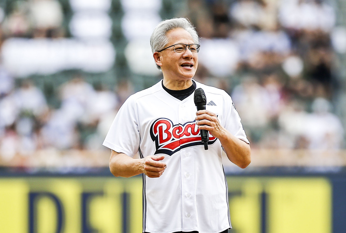젠슨 황 엔비디아 최고경영자(CEO)가 7일 서울 송파구 잠실야구장에서 열린 두산 베어스 홈경기 시구에 앞서 인사말을 하고 있다. 뉴시스