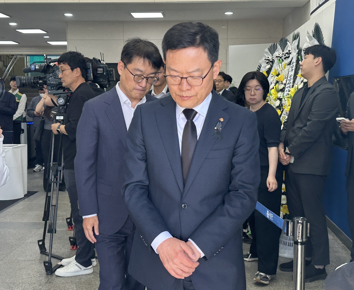 손재일&nbsp;한화에어로스페이스 대표가 지난 5일 대전 유성구 어은동 유성구청 1층 로비에 설치된 대전 한화 참사 합동분향소에서 헌화 후 퇴장하고 있다. 뉴시스