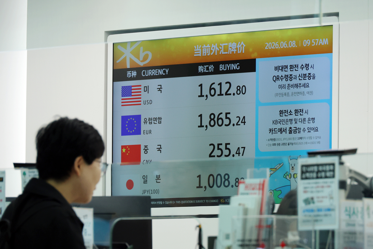 원·달러 환율이 서울 외환시장에서 달러당 1555.2원에 거래를 시작한 8일 인천국제공항 2터미널 은행 환전소 모니터에 달러 원화 구입가가 1600원대를 기록하고 있다. 뉴시스