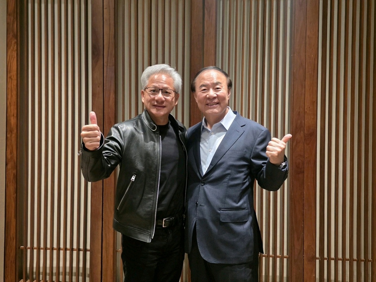 전영현 삼성전자 부회장과 젠슨 황 엔비디아 CEO가 함께 기념촬영을 하고 있다. 뉴시스