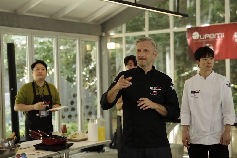 ‘MEAT MASTERS 2026 in Korea’ 쿠킹 워크숍 실습을 지도하는 피오트르 쿠차르스키(Piotr Kucharski) 셰프.&nbsp;사진=폴란드 육류산업 생산자 및 고용주 연합(UPEMI)