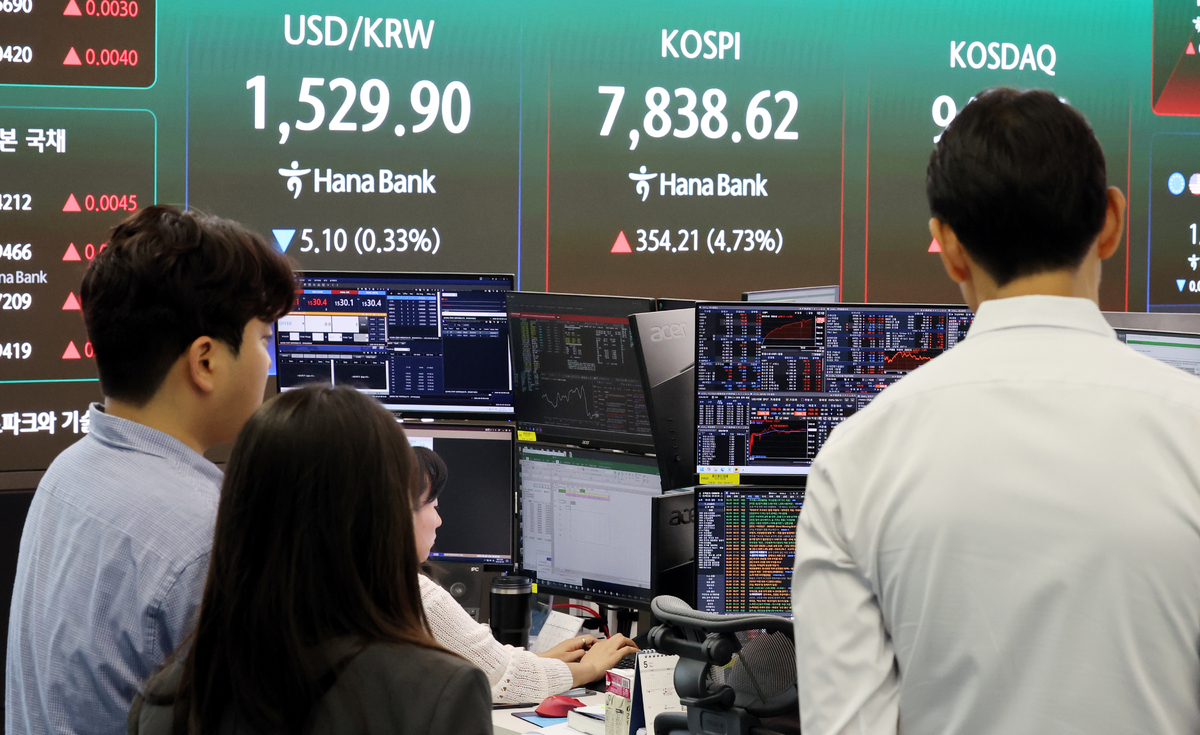 9일 오전 서울 중구 하나은행 딜링룸에서 딜러들이 업무를 하고 있다. 뉴시스