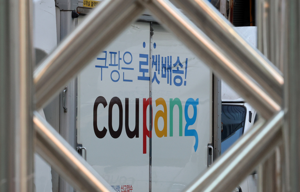 서울의 한 차고지에 쿠팡 배송 차량이 주차돼 있다. 뉴시스