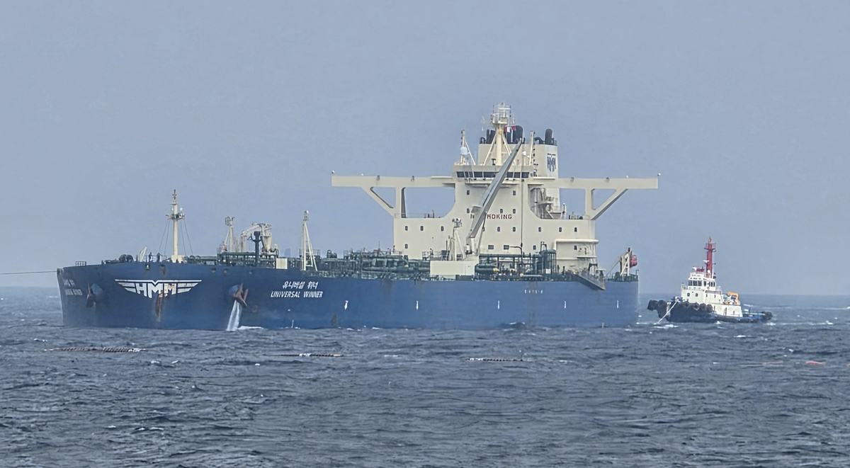 중동 분쟁으로 호르무즈 해협에 발이 묶였던 한국 LNG 운반선이 해협을 빠져나왔다. 국내 선사로는 두 번째다.&nbsp;사진은 약 20일 전 호르무즈 해협을 통과해 10일 울산항에 도착한 유조선 유니버설 위너호. 뉴시스