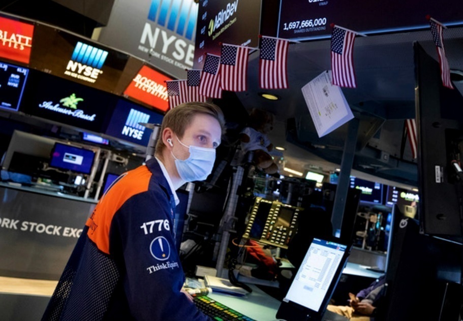 뉴욕증권거래소(NYSE)에서 트레이너가 모니터를 바라보고 있다. AP/뉴시스