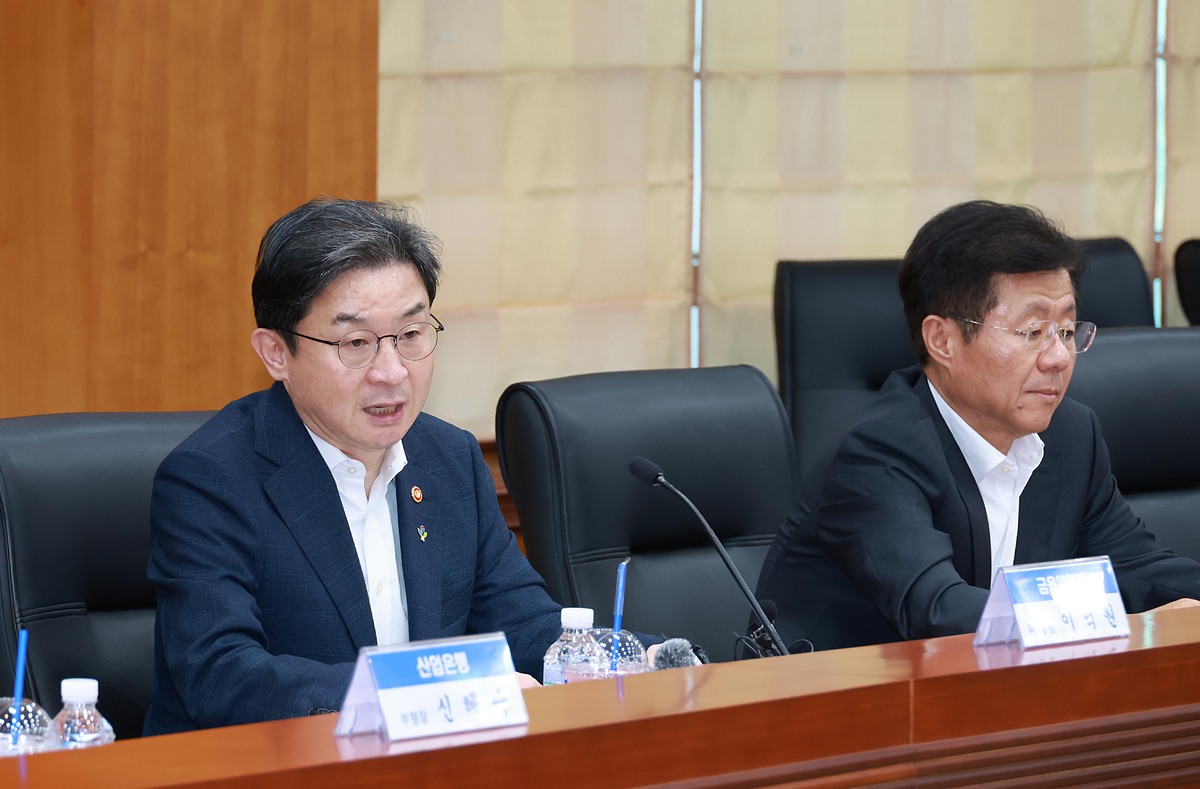 이억원 금융위원장이 지난 12일 오후 서울 여의도 금융투자협회 대회의실에서 개최한 ‘국민참여형 국민성장펀드(이하 ‘국민참여성장펀드’) 운용사 간담회’에서 관계기관, 공모펀드 운용사, 자펀드 운용사 등과 국민 자금으로 조성된 펀드를 운용하는 운용사의 책임운용을 강화하고, 인센티브 부여 등을 통해 운용성과를 높일 수 있는 방안을 논의했다. 금융위 제공