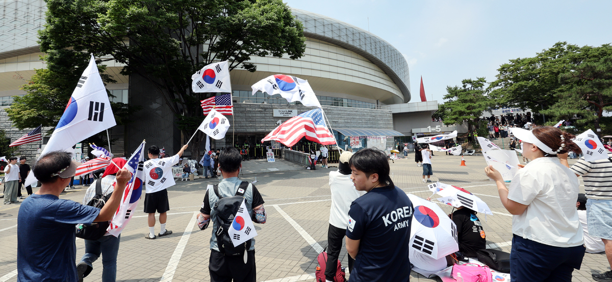 제9회 전국동시지방선거 투표용지 부족 사태에 항의하며 개표소 봉쇄 시위를 이어가고 있는 14일 서울 송파구 올림픽공원 핸드볼경기장에 설치된 개표소 앞에서 시민들이 구호를 외치고 있다. 2026.06.14.&nbsp; 사진&nbsp;= 뉴시스