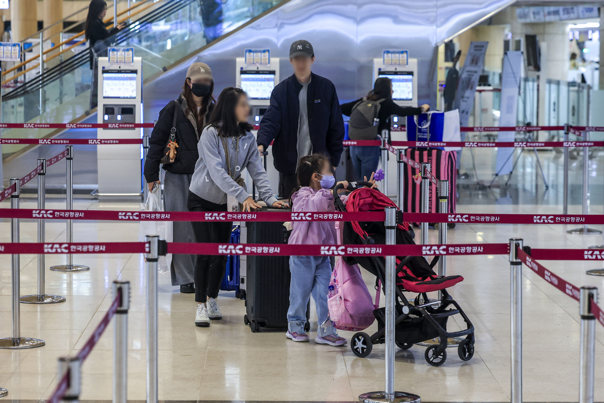 서울 강서구 김포국제공항 국제선을 찾은 여행객들이 이동하고 있다. 뉴시스