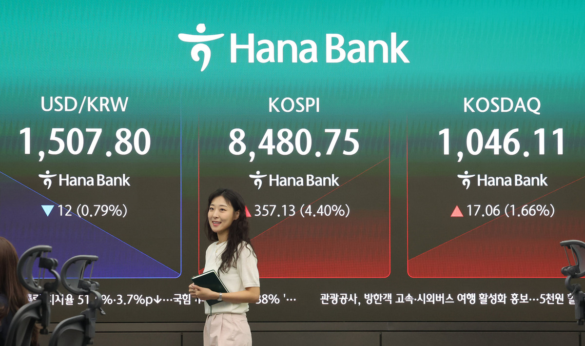 15일 오전 서울 중구 하나은행 딜링룸에서 딜러들이 업무를 보고 있다. 코스피가 전 거래일 대비 402.50포인트(4.95%) 오른 8526.12에 출발했다. 뉴시스