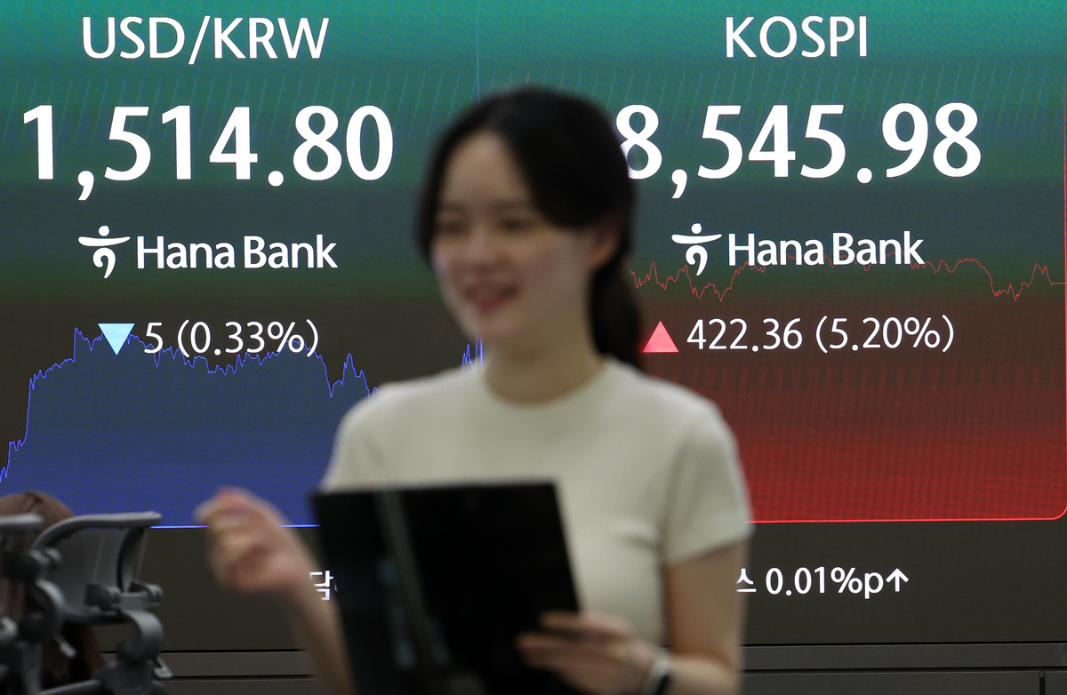 코스피가 전 거래일(8123.62)보다 422.36포인트(5.20%) 오른 8545.98에 마감한 15일 오후 서울 중구 하나은행 딜링룸 전광판에 종가가 표시되어 있다. 서울 외환시장에서 원·달러 환율은 전 거래일(1519.8원)보다 8.7원 내린 1511.1원에 주간 거래를 마감했다. 뉴시스