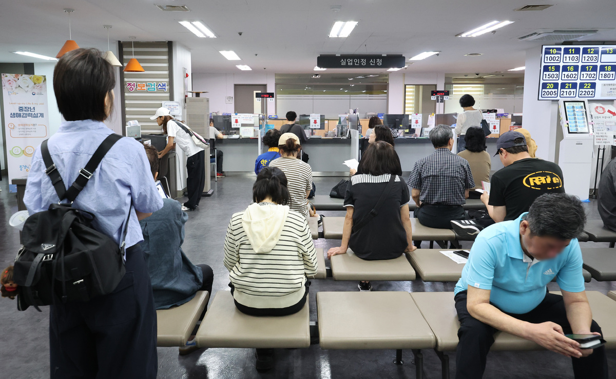 지난 11일 서울 마포구 서부고용복지플러스센터를 찾은 시민들이 실업인정 신청을 위해 대기하고 있다.&nbsp; 뉴시스