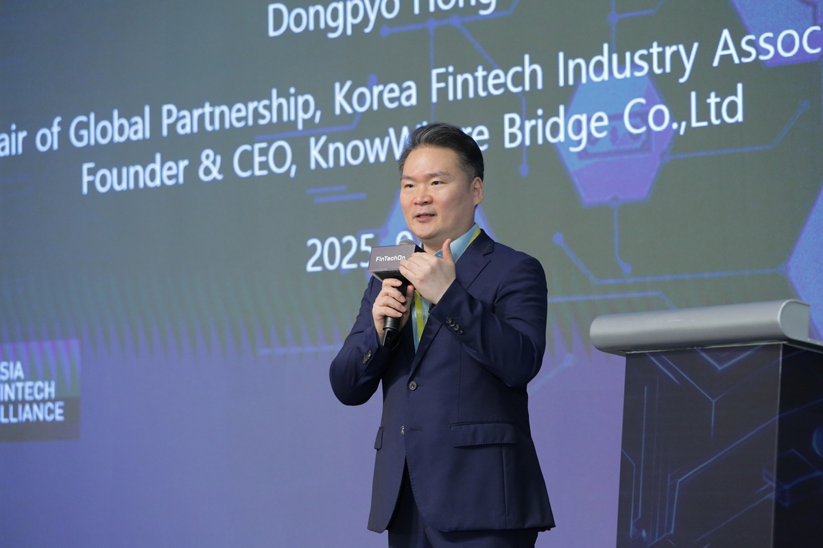 2025년 대만 핀테크 행사에서 국제 패널로 발표 중인 홍동표 대표. 사진=노웨어브릿지