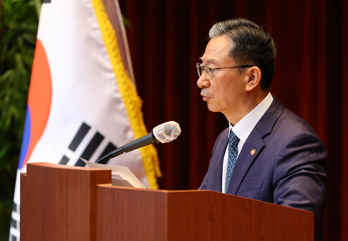 정성호 법무부 장관이 7일 오전 경기 과천시 정부과천청사 대강당에서 열린 신임 검사 임관식에서 당부말을 하고 있다. 2026.05.07.&nbsp; 사진&nbsp;= 뉴시스