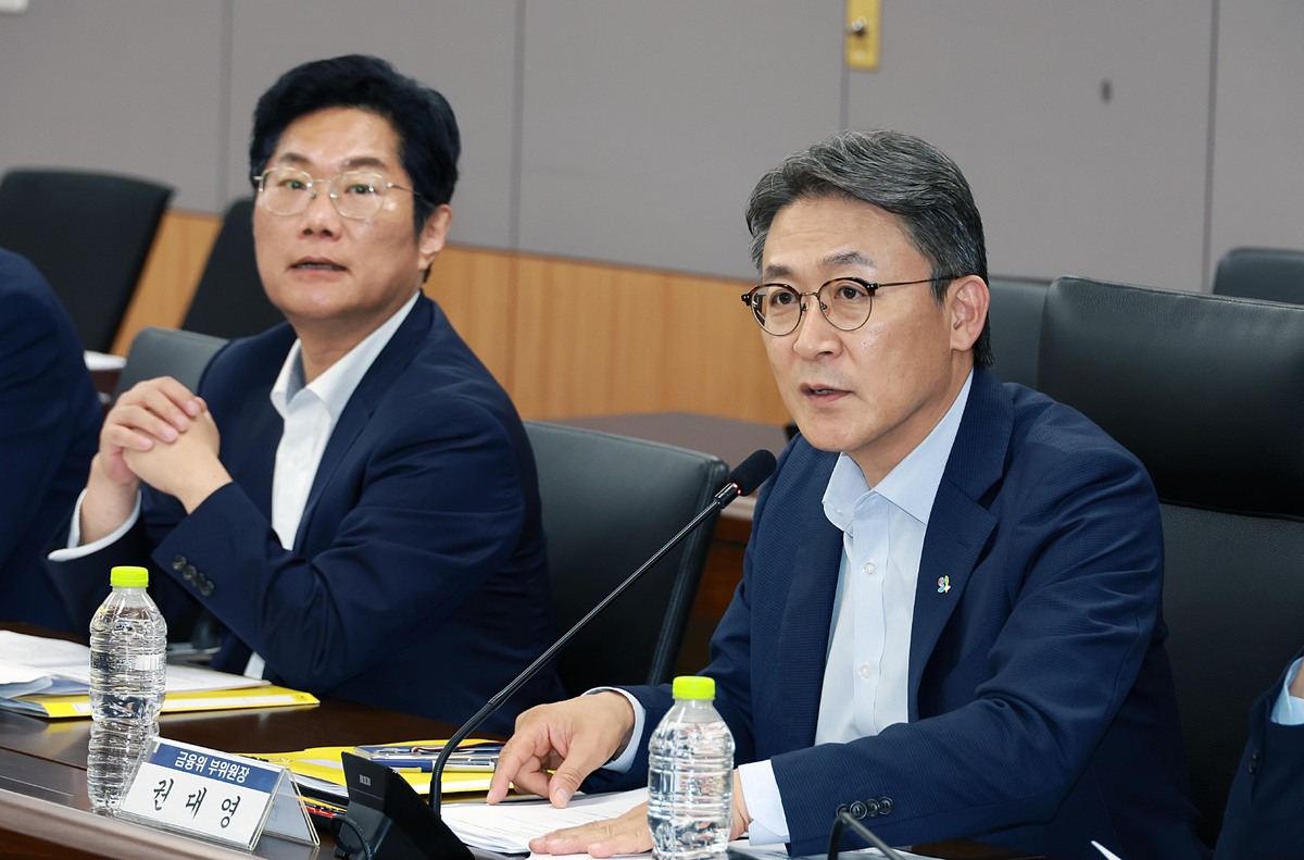 권대영 금융위원회 부위원장이 지난 16일 오후 서울 종로구 정부서울청사에서 관계부처 위원 및 민간전문가 등과 함께 개최한 제1차 금융교육협의회에서 ‘자본시장·금융투자 분야 금융교육 강화방안’&nbsp;등에 대해 논의했다. 뉴시스