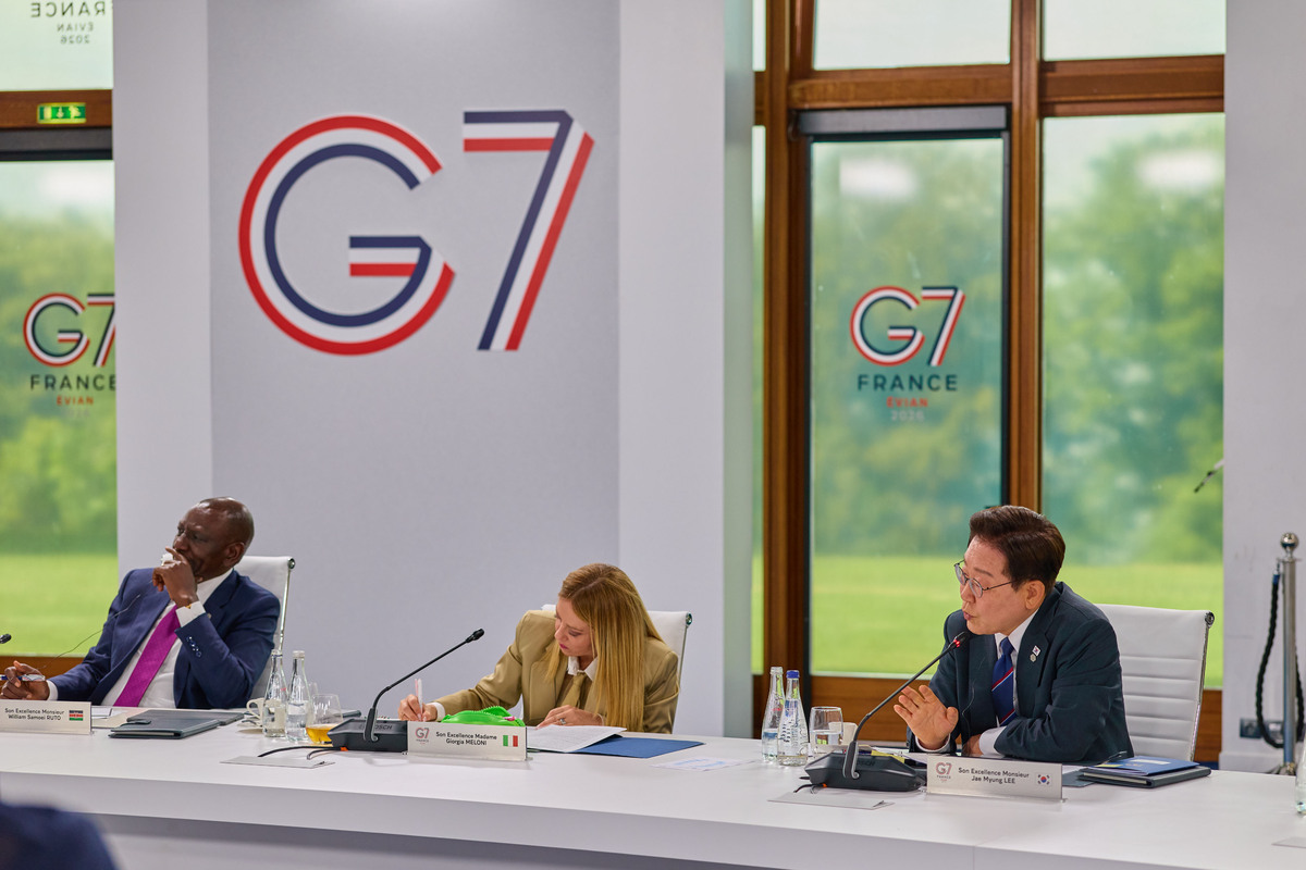 이재명 대통령이 17일&nbsp;프랑스 에비앙 G7 정상회의장에서 열린 확대회의 1세션에서 발언하고 있다. 뉴시스