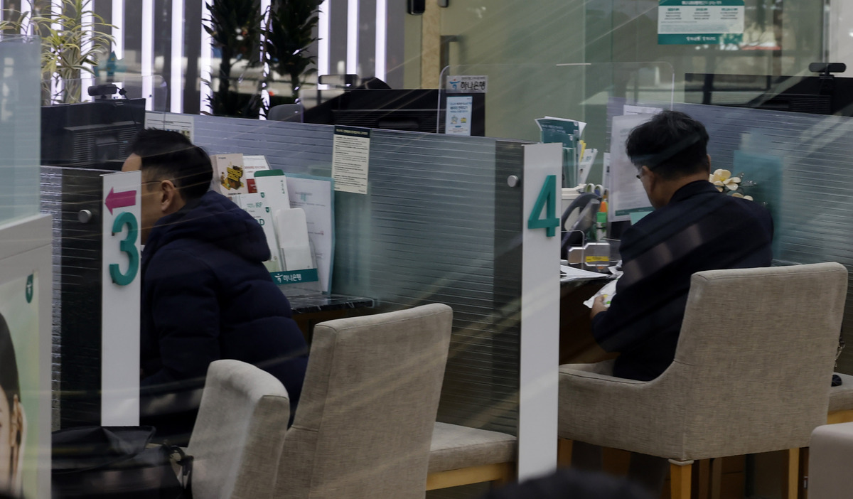 서울 시내 은행 대출 창구에서 시민들이 상담을 받고 있다. 뉴시스