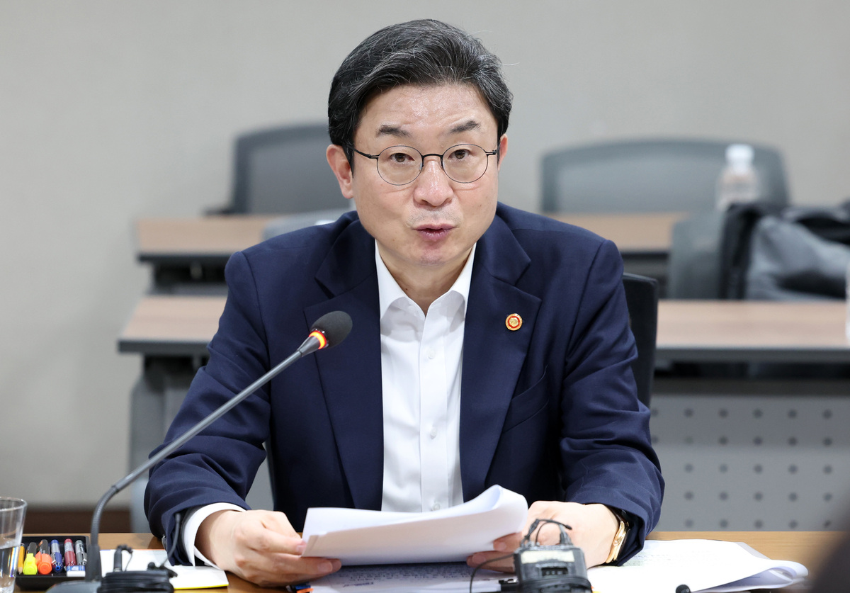 이억원 금융위원장이 지난달 서울 중구 한국프레스센터 신용회복위원회 대회의실에서 열린 포용적 금융 대전환 제5차 회의에 참석해 발언을 하고 있다. 뉴시스