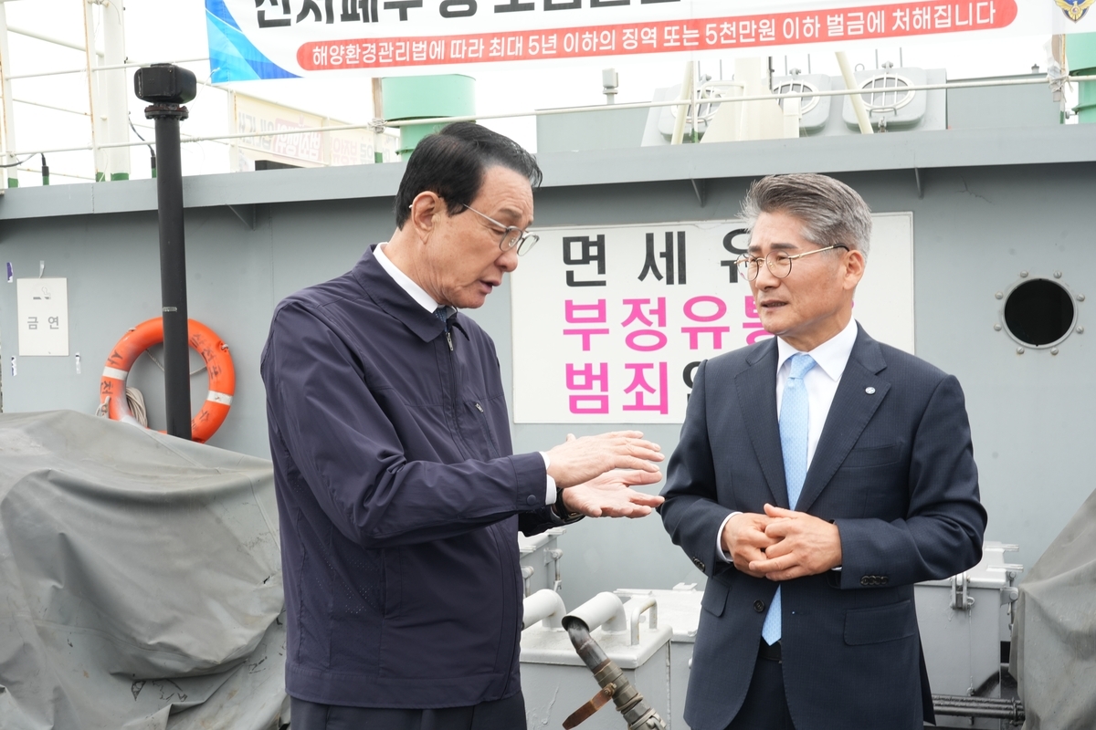 노동진 수협중앙회장(왼쪽)이 지난 4월 어업인들의 출어비 부담을 덜기 위해 현장 점검을 하고 있다. 수협중앙회 제공