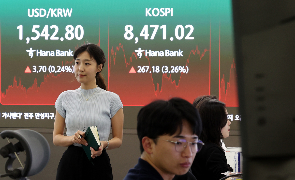 24일 오후 서울 중구 하나은행 딜링룸에서 딜러들이 업무를 하고 있다. 뉴시스