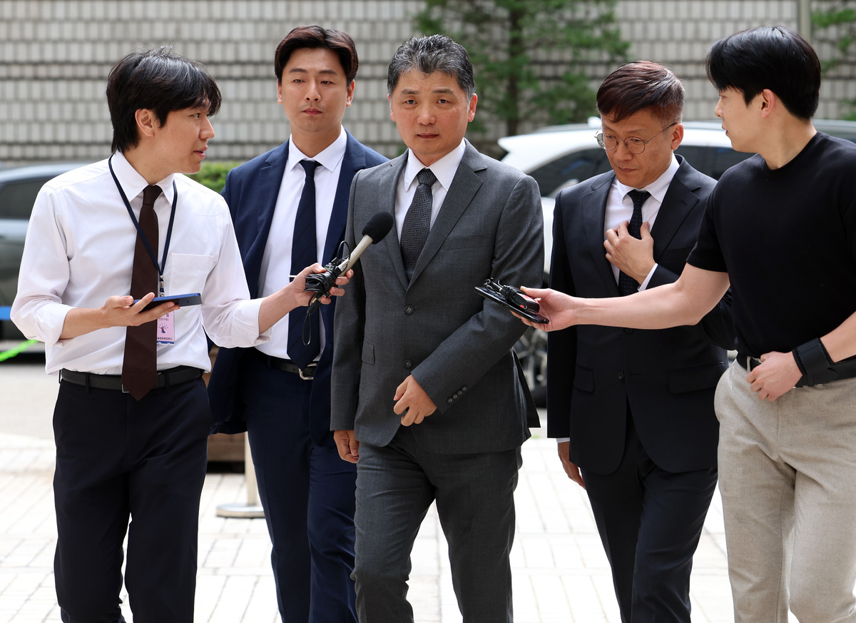 SM엔터테인먼트 인수과정에서 시세조종 공모 의혹을 받고 있는 카카오 창업자 김범수 미래이니셔티브센터장이 24일 오후 서울 서초구 서울고법에서 열린 항소심 1차 공판에 출석하고 있다. 뉴시스