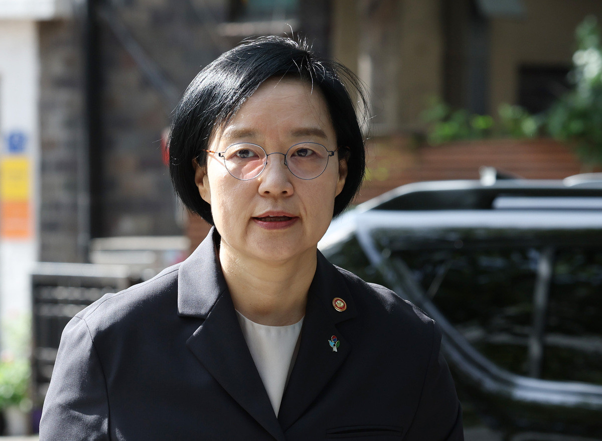 한성숙 국무총리 후보자가 인사청문회를 하루 앞둔 지난 24일 서울 종로구 금융감독원 연수원에 마련된 준비사무실로 출근하고 있다.뉴시스