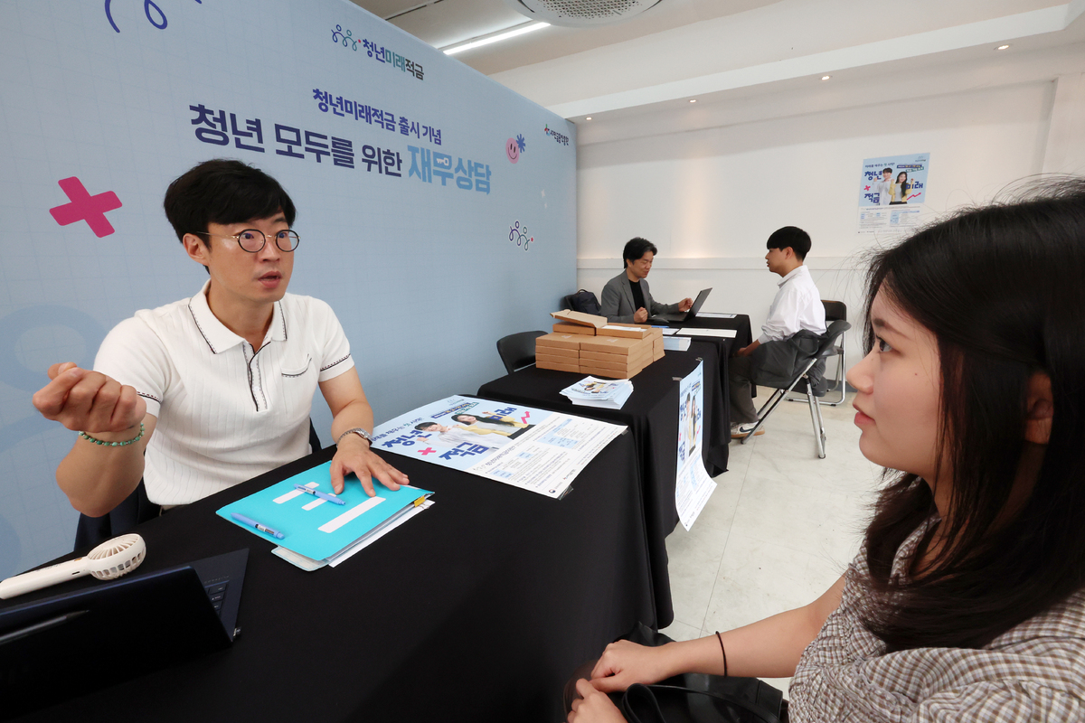 청년미래적금이 출시된 22일 서울 성동구 뚝섬역 인근에 마련된 청년미래적금 출시 기념 찾아가는 무료 재무 상담소에서 한 시민이 상담을 받고 있다. 뉴시스