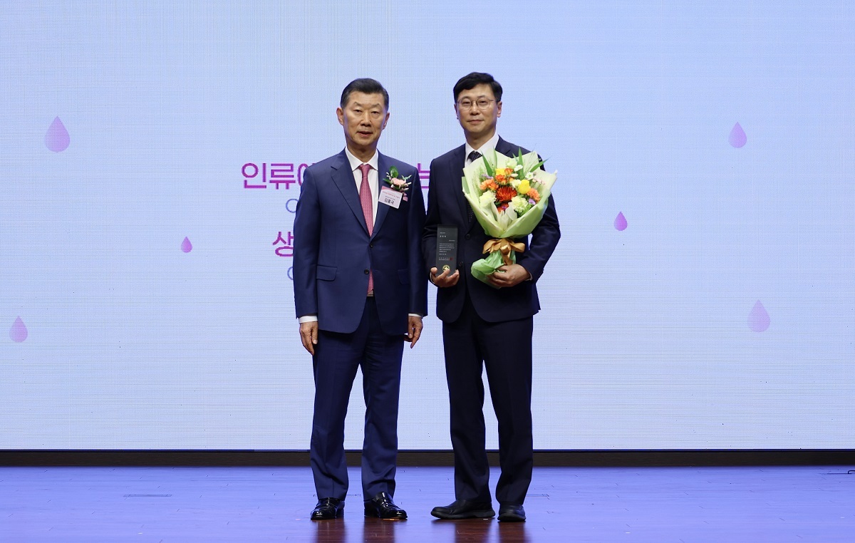 ‘2026년 헌혈자의 날 기념식’에서 김홍국 대한적십자사 회장 직무대행(왼쪽)과 심병화 한미사이언스 경영관리본부 부사장이 표창 기념사진을 찍고 있다. 한미그룹 제공