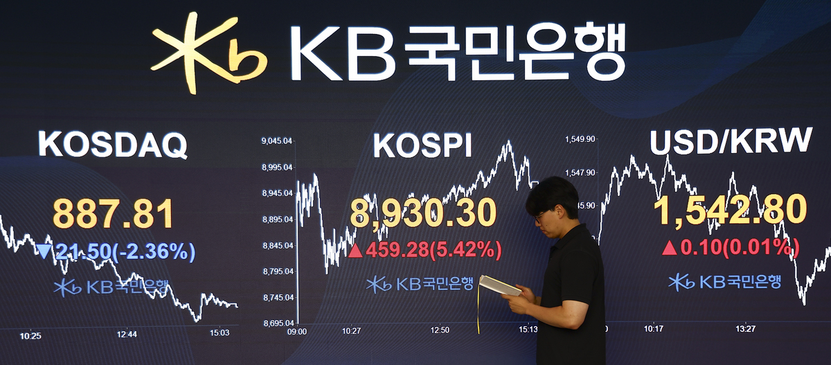 코스피가 전 거래일보다 459.28포인트(5.42%) 오른 8930.30에 마감한 25일 오후 서울 여의도 국민은행 본점 딜링룸 전광판에 지수가 나오고 있다. 뉴시스